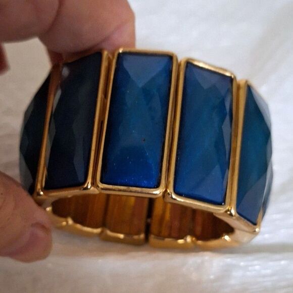 A Women's Stretchy Panel Cuff Bracelet Royal Blue Faceted Acrylic Elegant - Picture 4 of 7